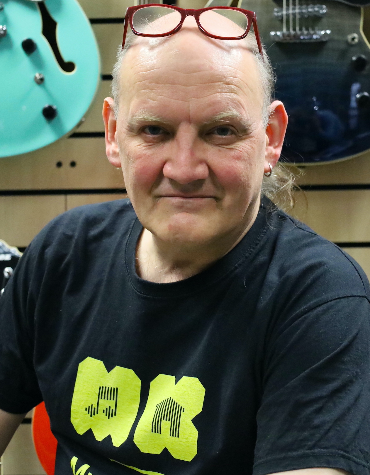 Karami-Foto-Gary klein hochkant Gary Stegen, Reparatur, Verkauf und Beratung | Musikhaus Karami