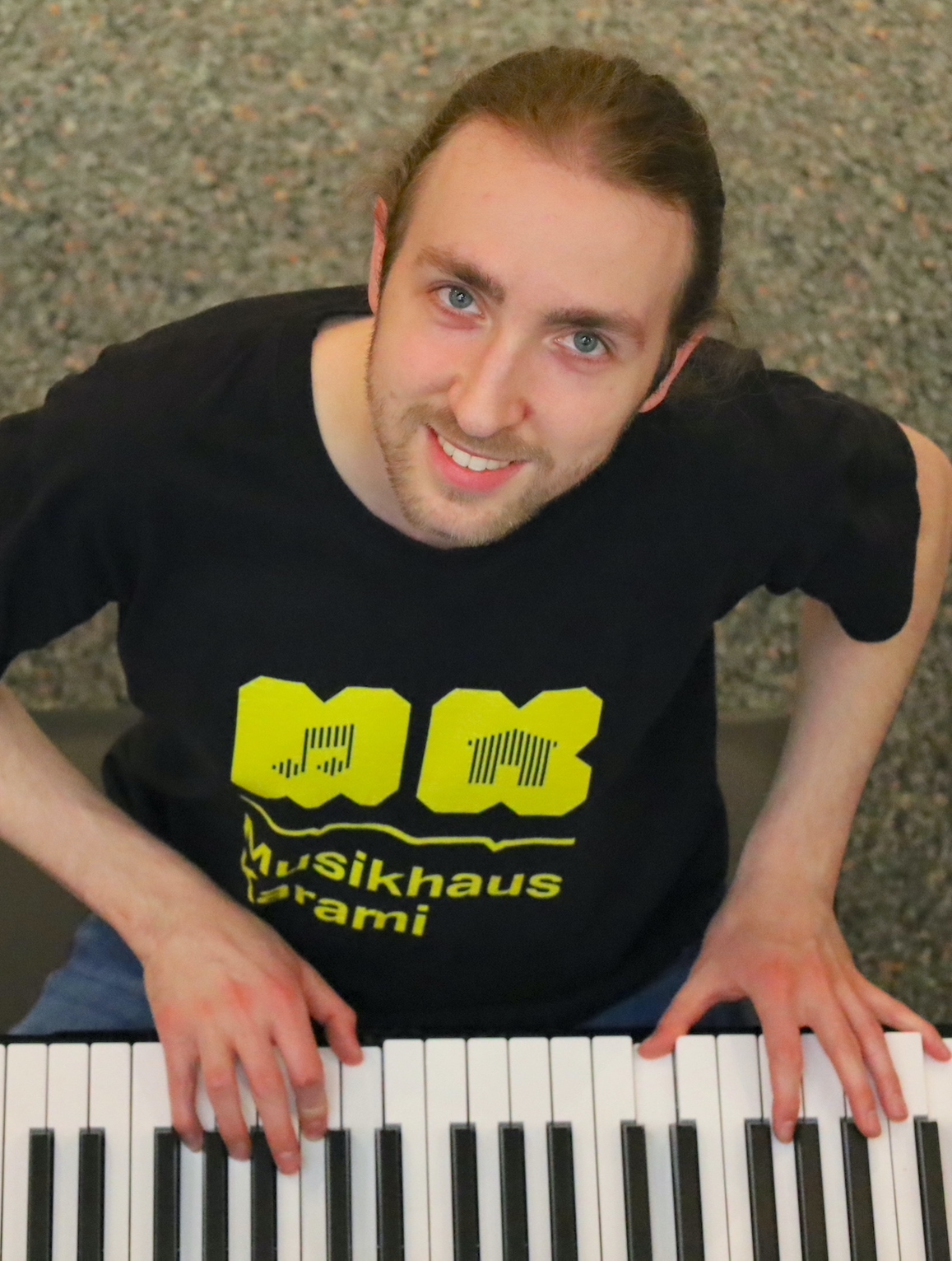 Karami-Foto-Max klein hochkant Maximilian J. Zemke, Verkauf und Beratung, Social Media | Musikhaus Karami